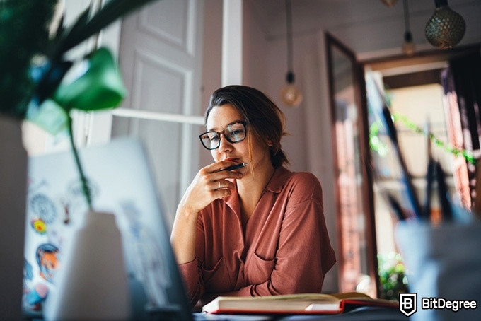 Cursos de Python Online: Una mujer trabajando en su ordenador.